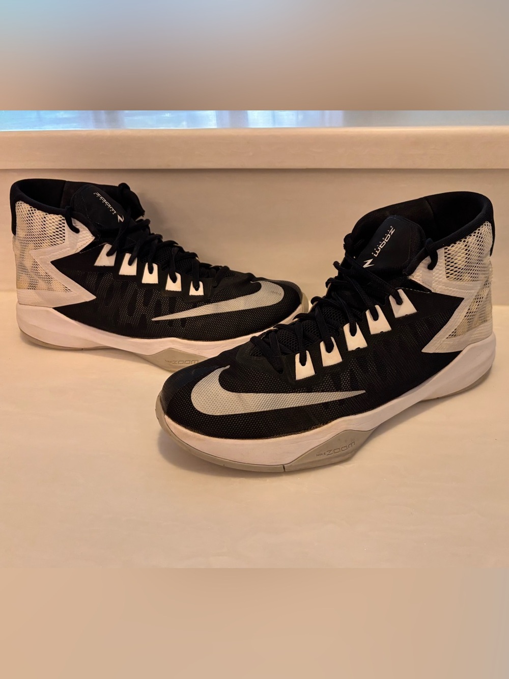 Nike Air Zoom Devosion mid top basketball shoe men’s size 10.5
